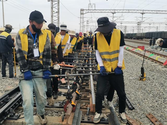 海拔4525米天路职工可可西里更换轨件(图2)