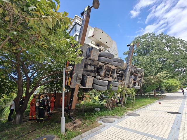 米乐M6：吊车侧翻致驾驶员被困北京海淀消防迅速救援(图1)