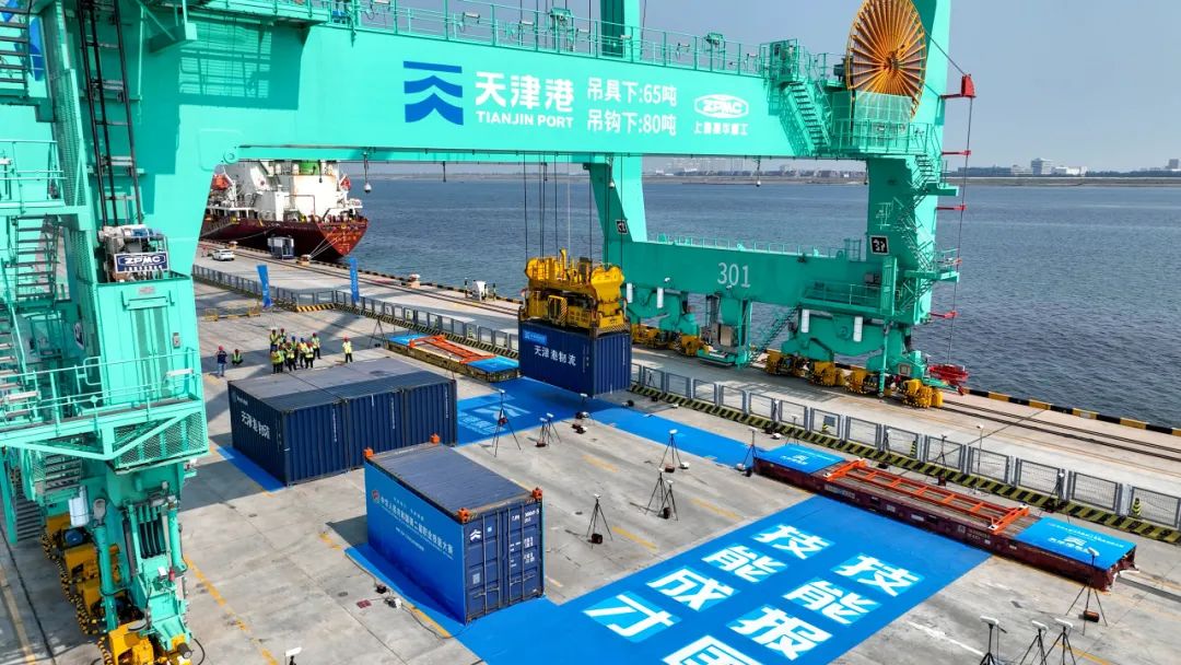 第二届全国技能大赛起重设备应用技术赛项在天津港开赛(图1)