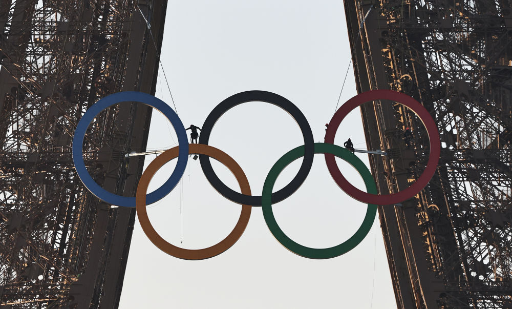 巴黎奥运会｜奥运五环点缀埃菲尔铁塔(图2)