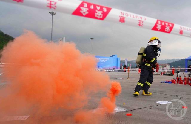 米乐M6：稳准快！看女司机如何在18米高空中“穿针引线”(图3)