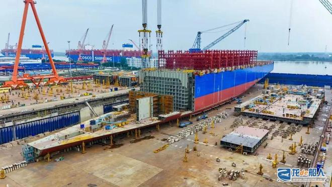 国内首艘！16000TEU系列甲醇双燃料箱船下水(图4)