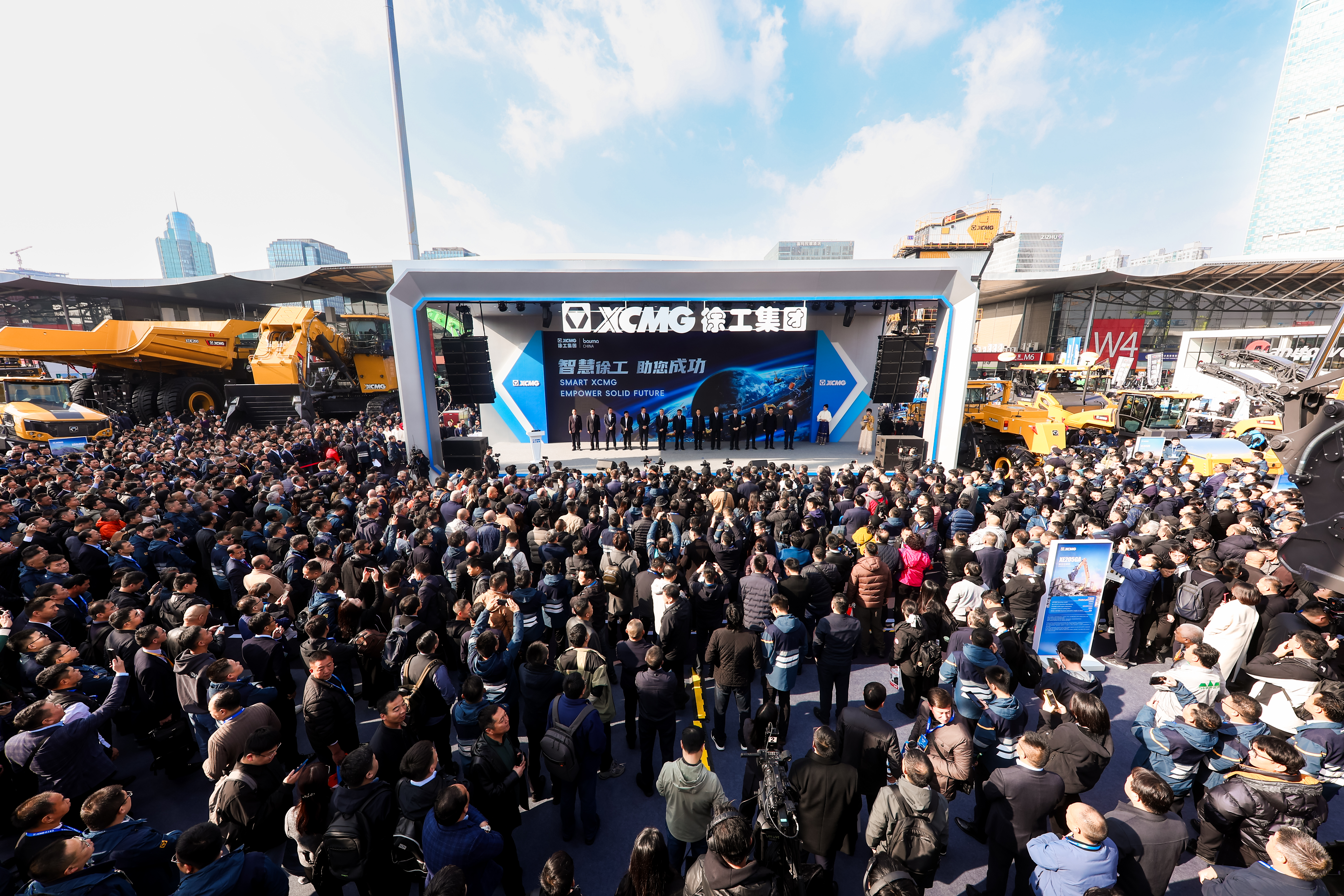 米乐M6平台：12000㎡、超180款展品——智慧徐工震撼亮相baumaCHINA2024(图2)