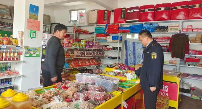 义岗镇市场监管所扎实开展城乡结合部食品安全检查(图1)