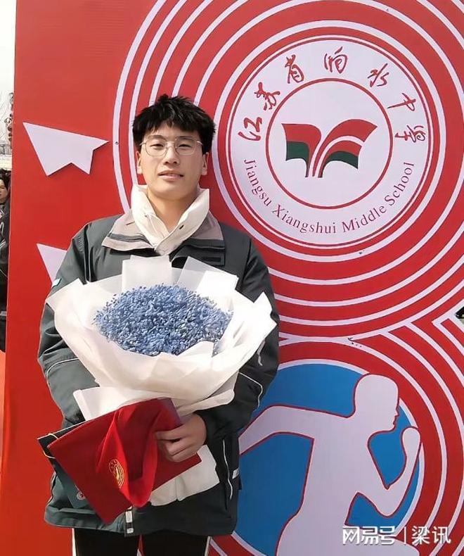 江苏20岁男孩张俊豪去世高考前被邻居撞成植物人原计划考军校(图1)