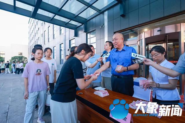 米乐M6：“全网最爱发钱”的那个老板｜面孔(图2)