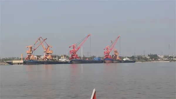 打通砂石江海运输通道！欢迎芜湖裕溪口汇隆港中洋港成为2025东海论坛分会协办单位！(图1)