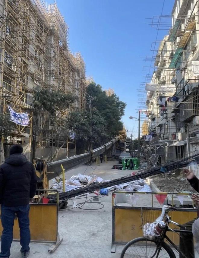 上海一小区内吊车吊臂轰然砸落！居民吓坏：就听见‘轰’的一声…(图1)