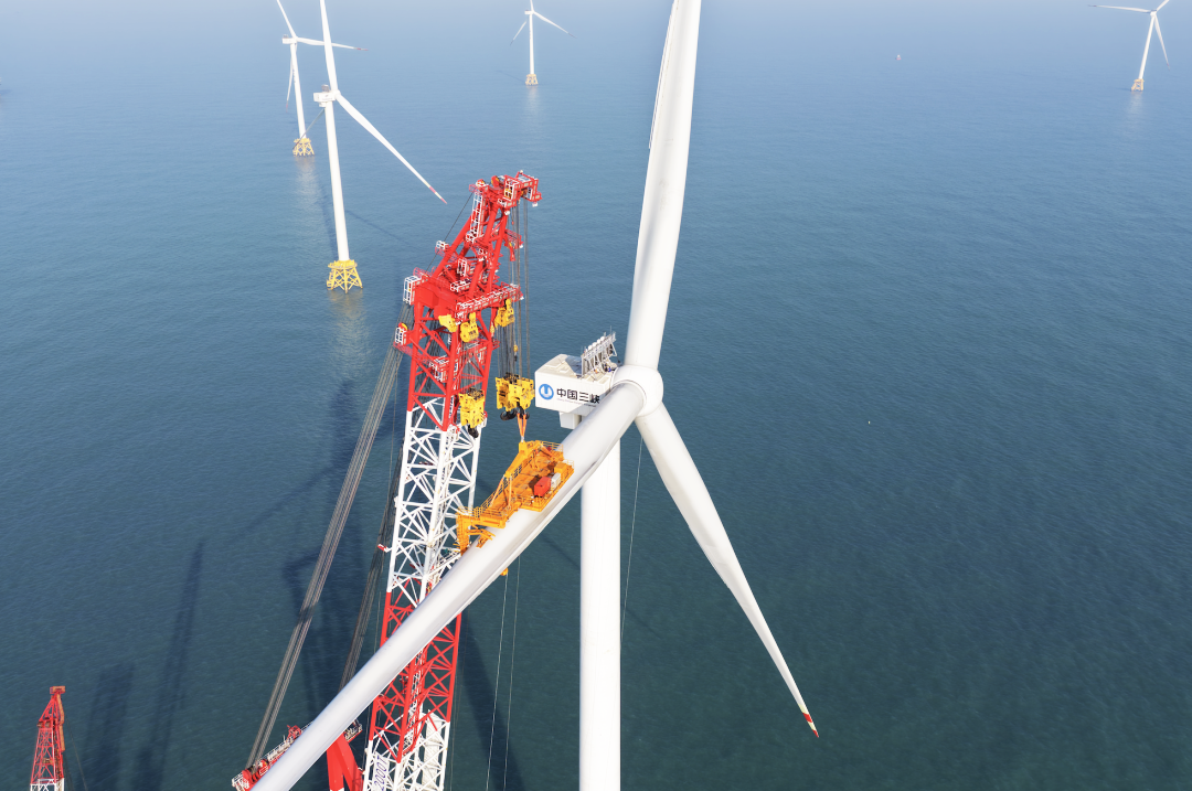 全球首台20兆瓦海上风电机组完成吊装(图2)